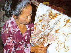 Majsterka v remesle batikovanej techniky - prca s antingom